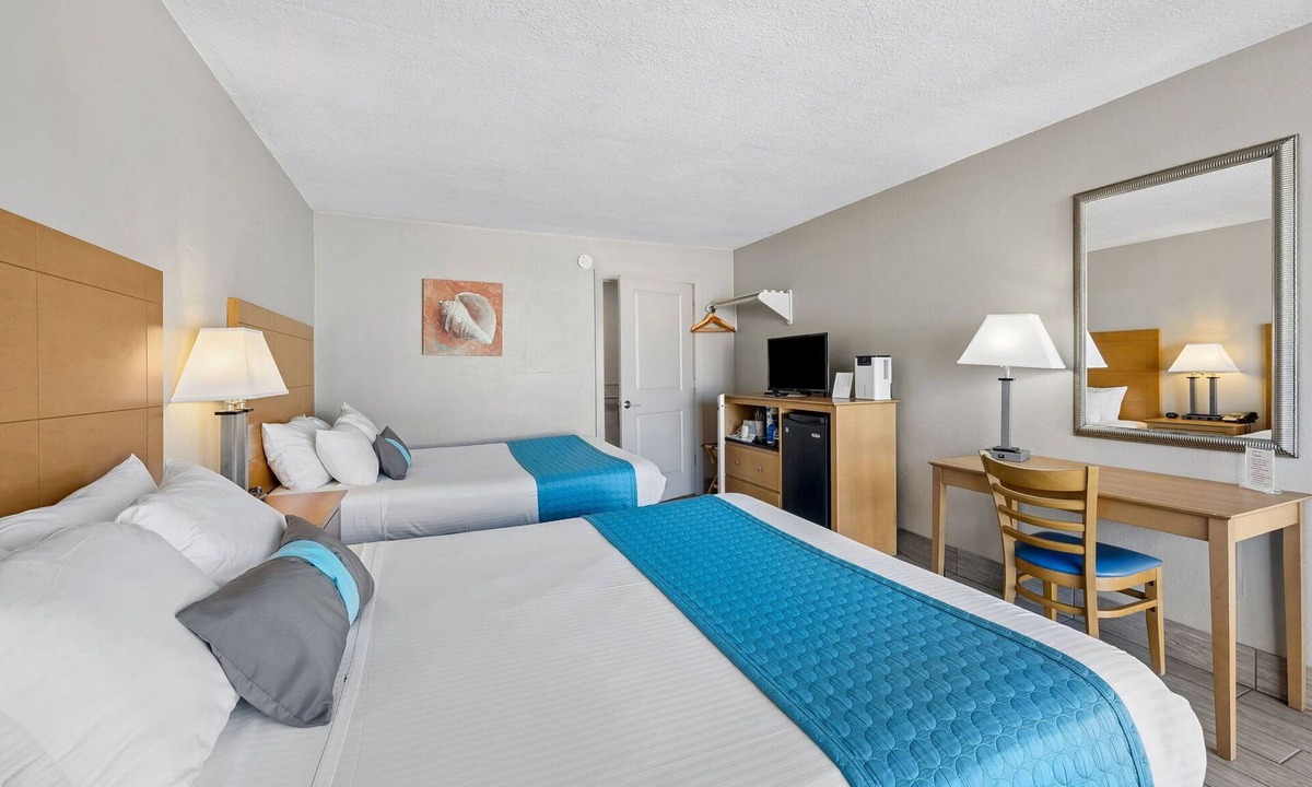 Fernandina Beach Hotel | Beachside Motel Classic ADA Roll In Shower