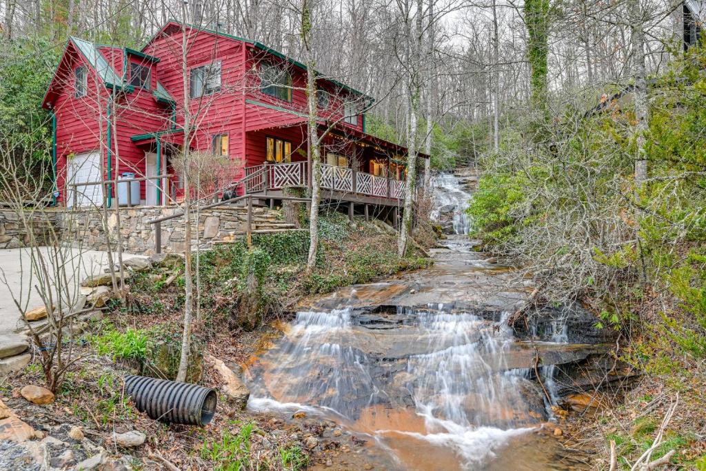 Franklin House | 'Bearadise' Cabin w/Hot Tub at Hidden Gem Falls!