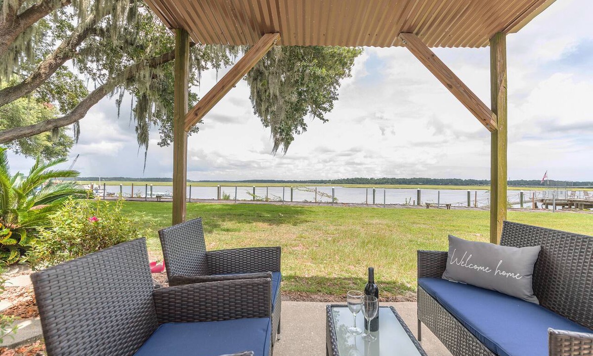 Shell Point Condo | Beaufort's Blue Heron Hideaway on Battery Creek