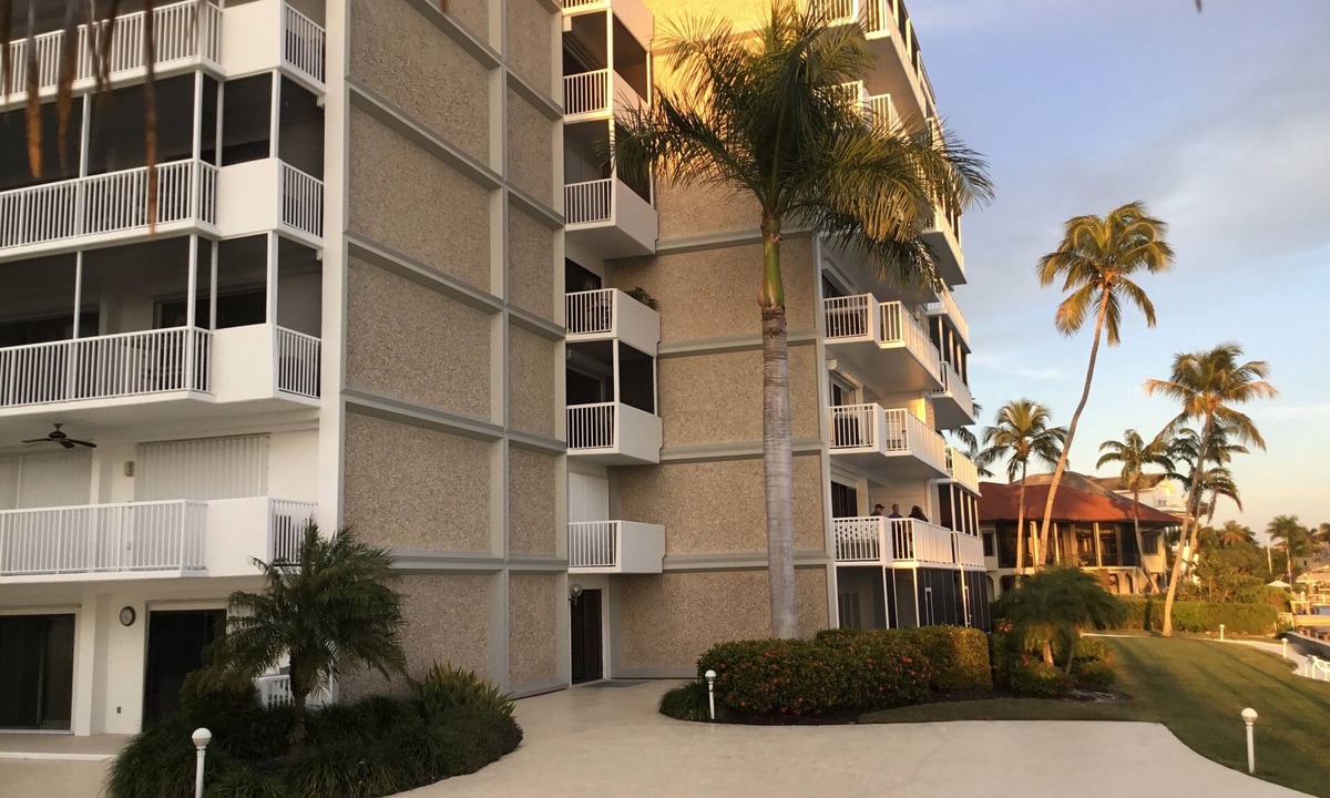 Isles of Capri Apartment | Beautiful 2 BR, 2 Bath condo on Isles of Capri, 5 mile to Marco Island