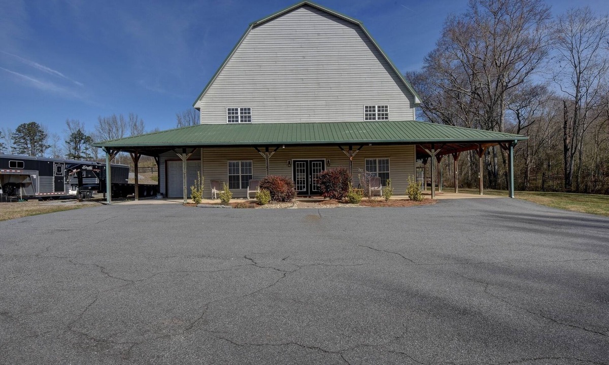 Gainesville House | Beautiful 3/3 Barndominium at Hawks Creek Farm