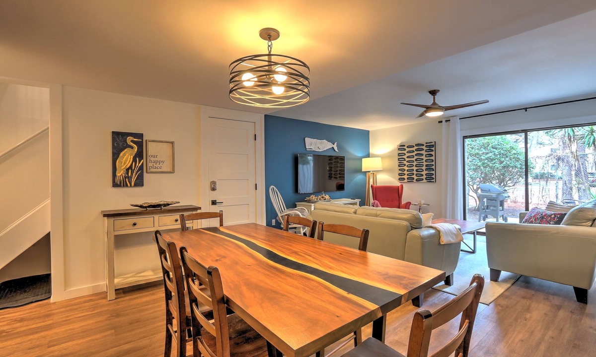 Folly Field Villa | Beautiful 3 Bedroom Villa, a quick walk to the ocean! Quiet and roomy!