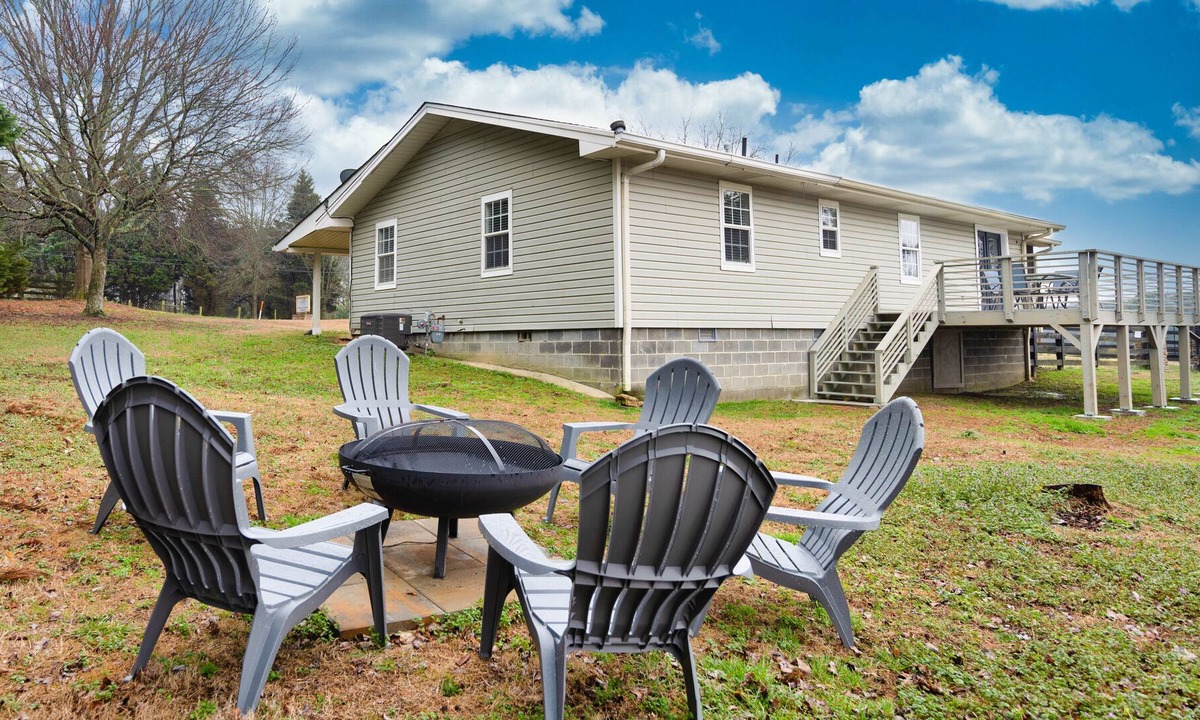 Dacula House | Beautiful Farm House Near Event Venues - Full Kitchen, Firepit & Grill!