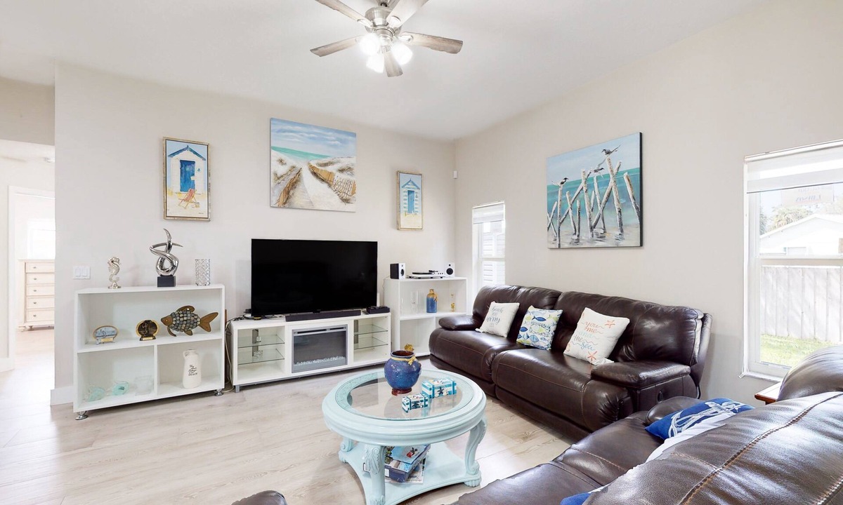 Lakewood Park House | Beautiful Fort Pierce Beachside House — Dog-Friendly, Fenced-In Backyard & Prime Location! 🌴