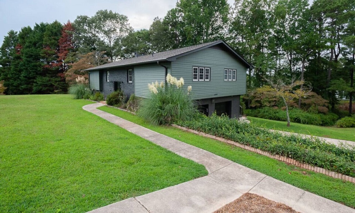 Seneca House | Beautiful Home near South Keowee `Sparrow’s Haven`