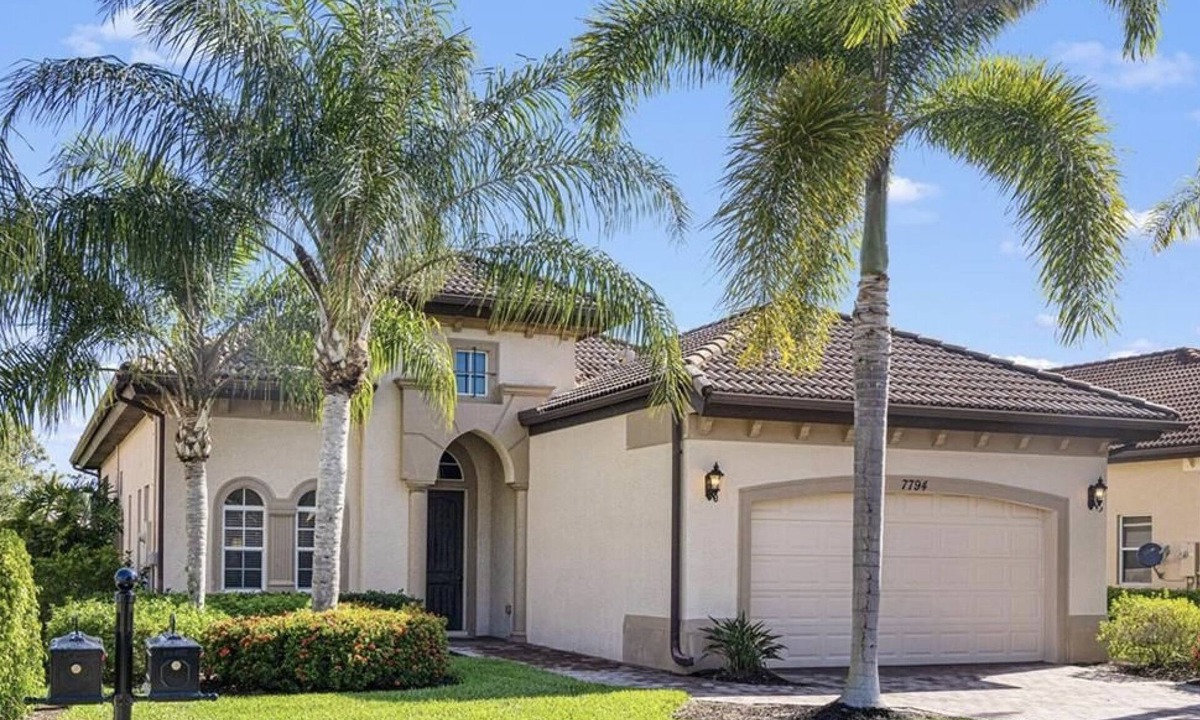 Naples House | Beautiful Home with Pool on Golf Course in Lely