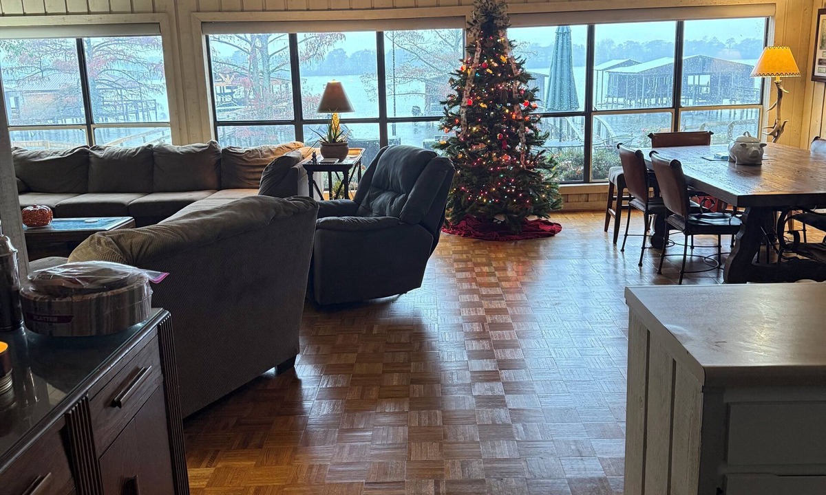 Horseshoe Lake House | Beautiful Lakefront property with private dock near downtown Memphis.