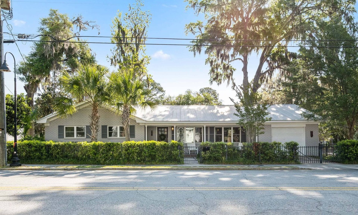 The Old Commons House | Beautiful, Modern Getaway in Historic Downtown Beaufort