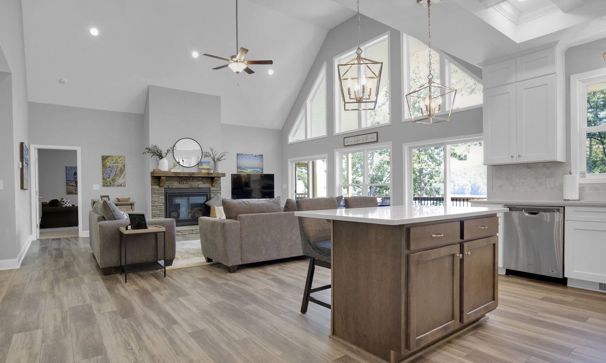 Salem House | Beautiful new construction in Turtle Head community on Lake Keowee