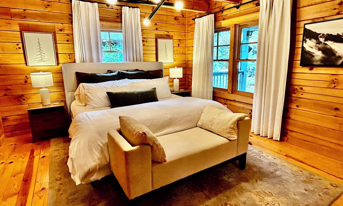 Cashiers House | Beautiful newly renovated modern mountain cabin 8 min from downtown w/club
