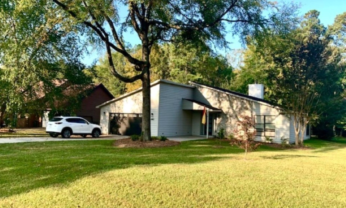 Provincetowne House | Beautiful, Stylish, Clean & Comfortable home - Fenced Backyard