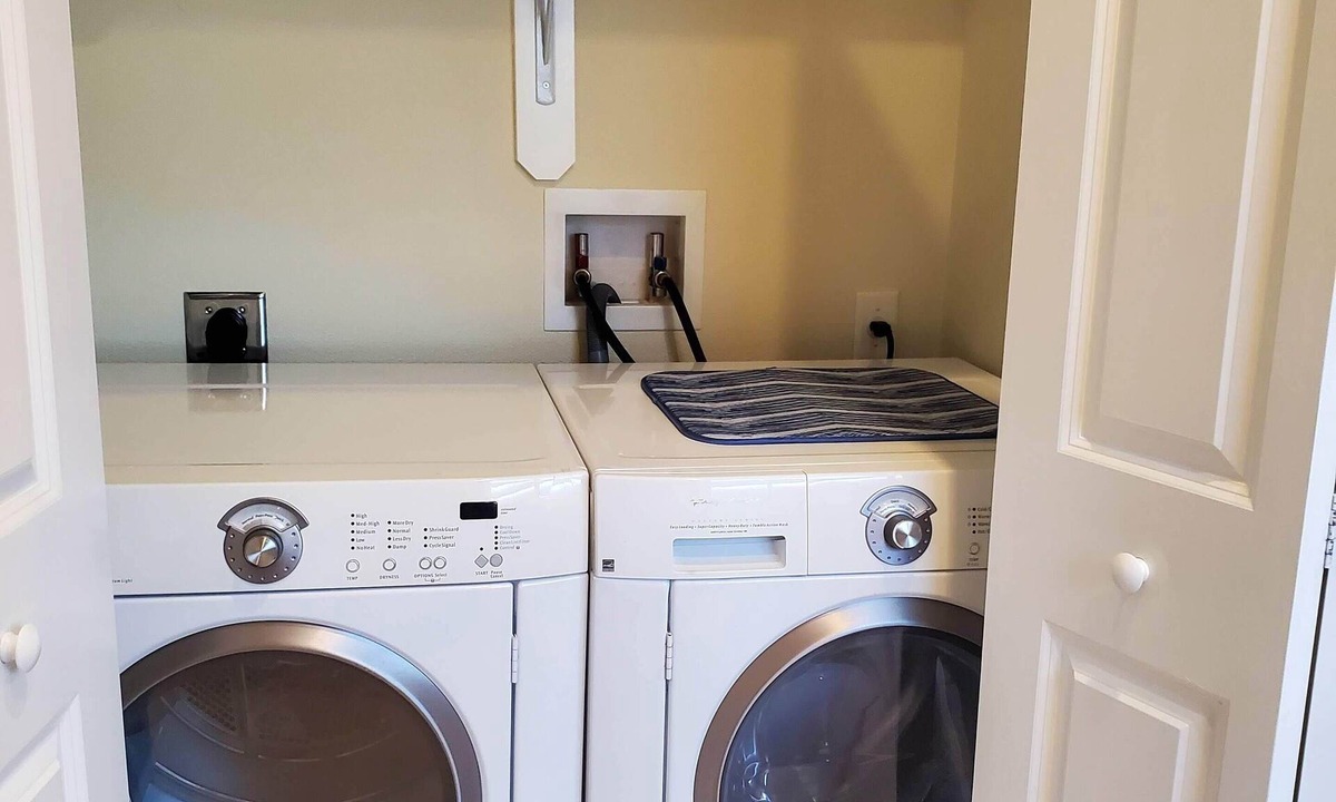 Venice Apartment | Beautiful Venice Island Apartment right on Venice Ave. - Shop, Beach & Eat!