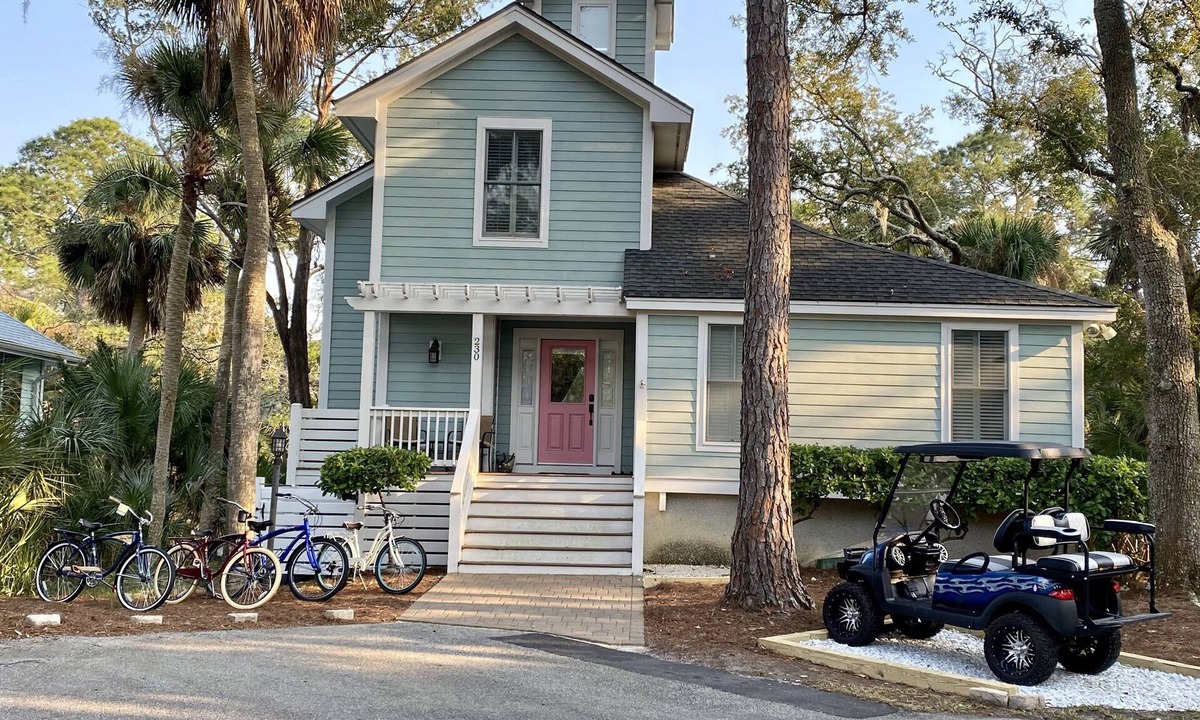 Deer Lake House | Beautiful waterfront home across from pool, newly renovated private neighborhood