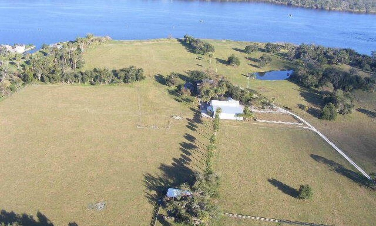 DeLand House | Beautiful Waterfront 60 Acre Country Ranch, St. John's River