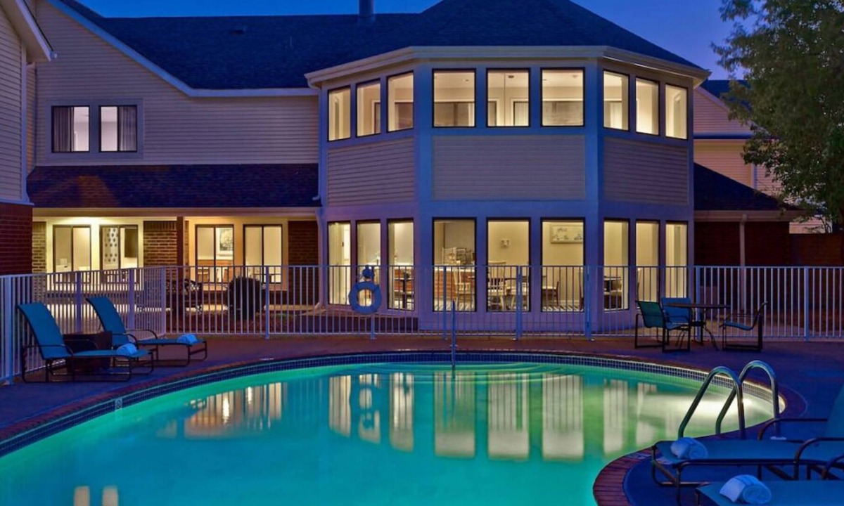 Eagan House | Best Place to Stay in Minnesota, 2 Comfortable Units, Onsite Pool, Pets Allowed