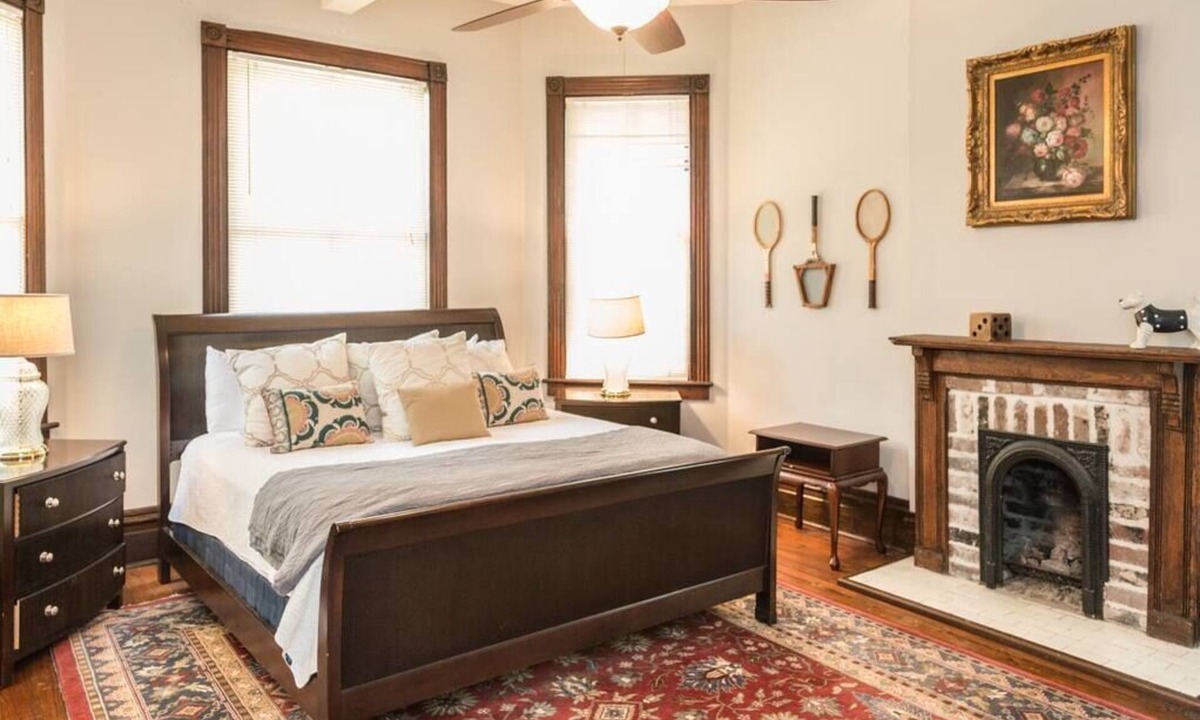 Savannah Victorian District House | Big Blue House Upper- Near Forsyth Park - Sleeps 8
