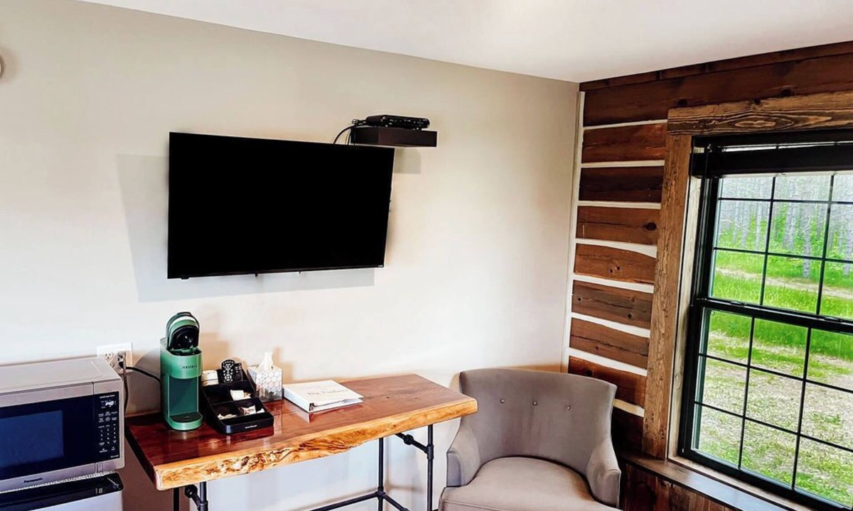 Lake Itasca Hotel | {Big Timbers} Lodging next to North Entrance of Itasca State Park
