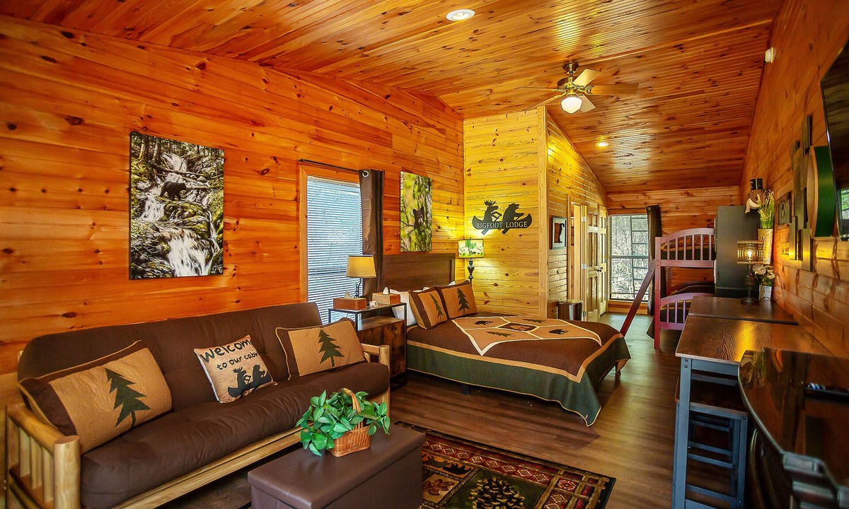 Benton Hotel | Bigfoot Lodge Room One