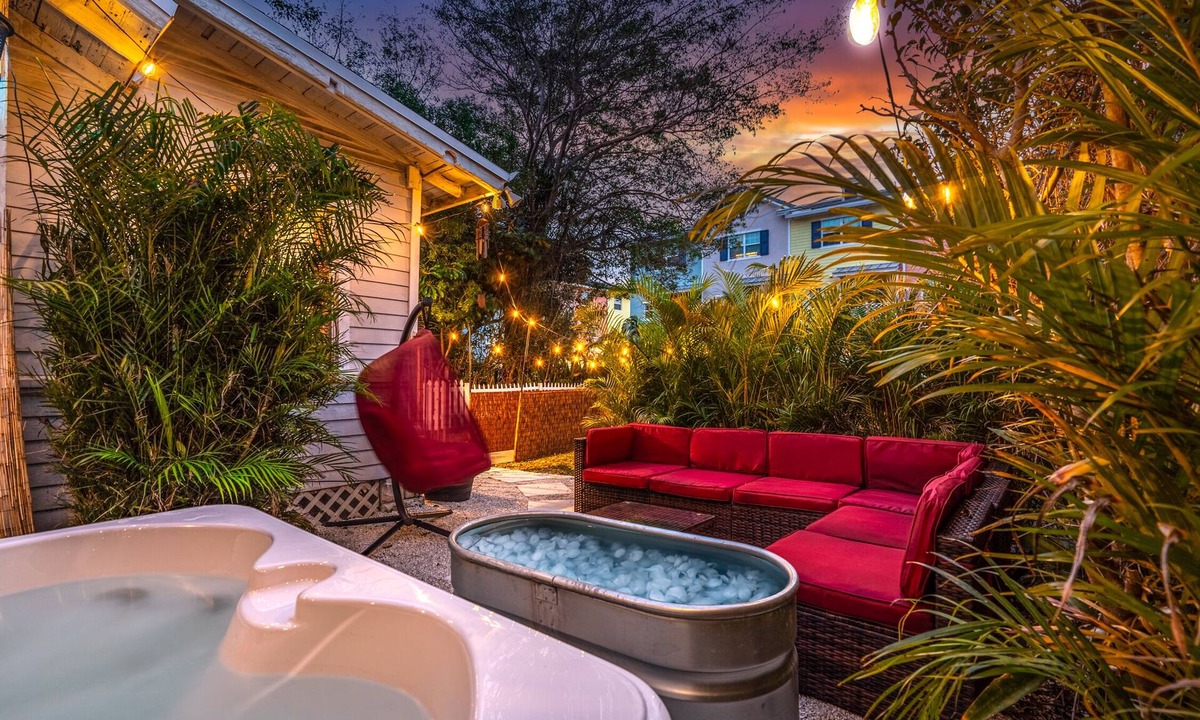 Mango Groves Cottage | Bio Hack & Beach! Sauna, Cold Plunge, HotTub