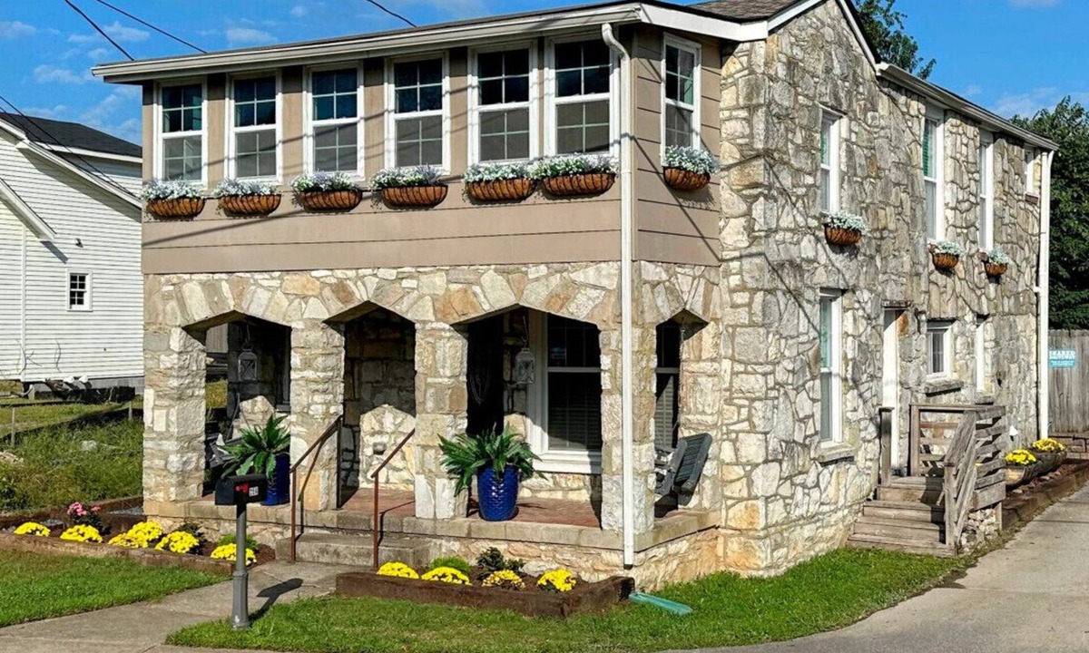 Franklin House | Blakely's Stone Cottage: Walk to downtown Franklin & Civil War Sites