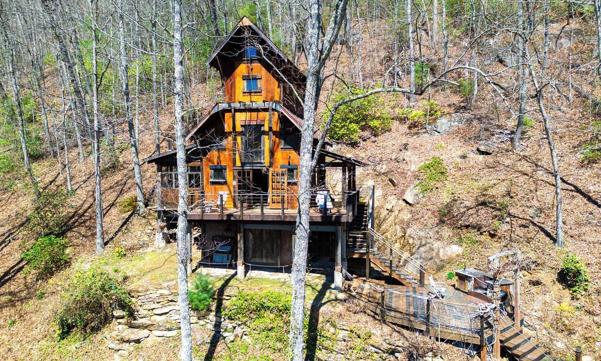 Cullowhee Cabin | BLUE GHOST HOST Endless summer
