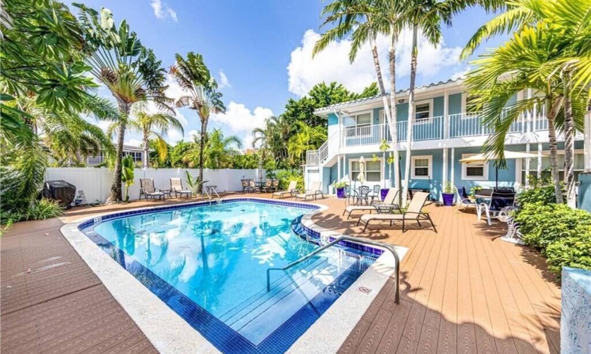 Coral Ridge Condo | BLUE PARROT INN #1- 1/1 HEATED POOL 1 MI TO BEACH
