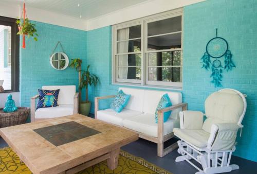 Charlotte House | Boho by the Water! 1750sqft - Fishing & sleeps 10!