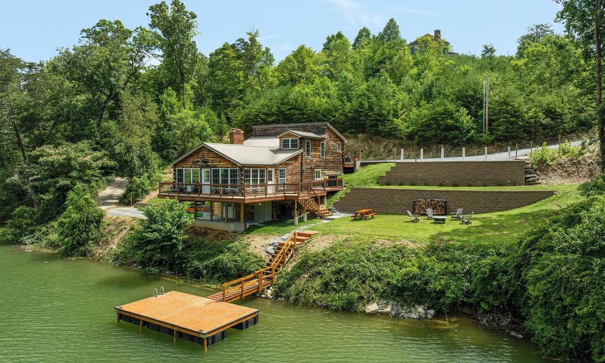 Piney Flats House | Boone Lake House with Hot Tub, Wrap Deck & Fire Pit — Sleeps 8