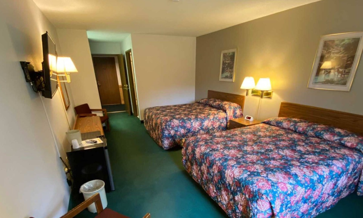 Boulder Junction Hotel | Boulder Bear Motor Lodge - Two Queen Beds 105 Front