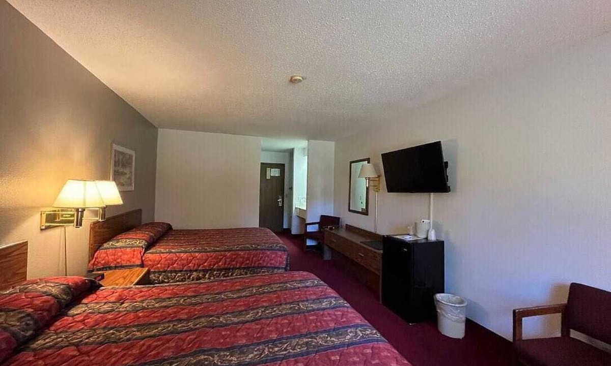 Boulder Junction Hotel | Boulder Bear Motor Lodge - Two Queen Beds 106 Back
