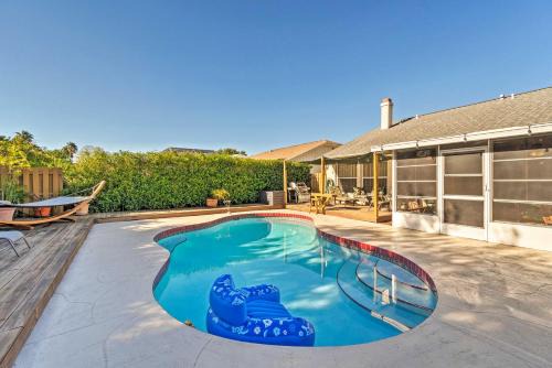 South Bradenton House | Bradenton Retreat w/Backyard Oasis: Near Beach!