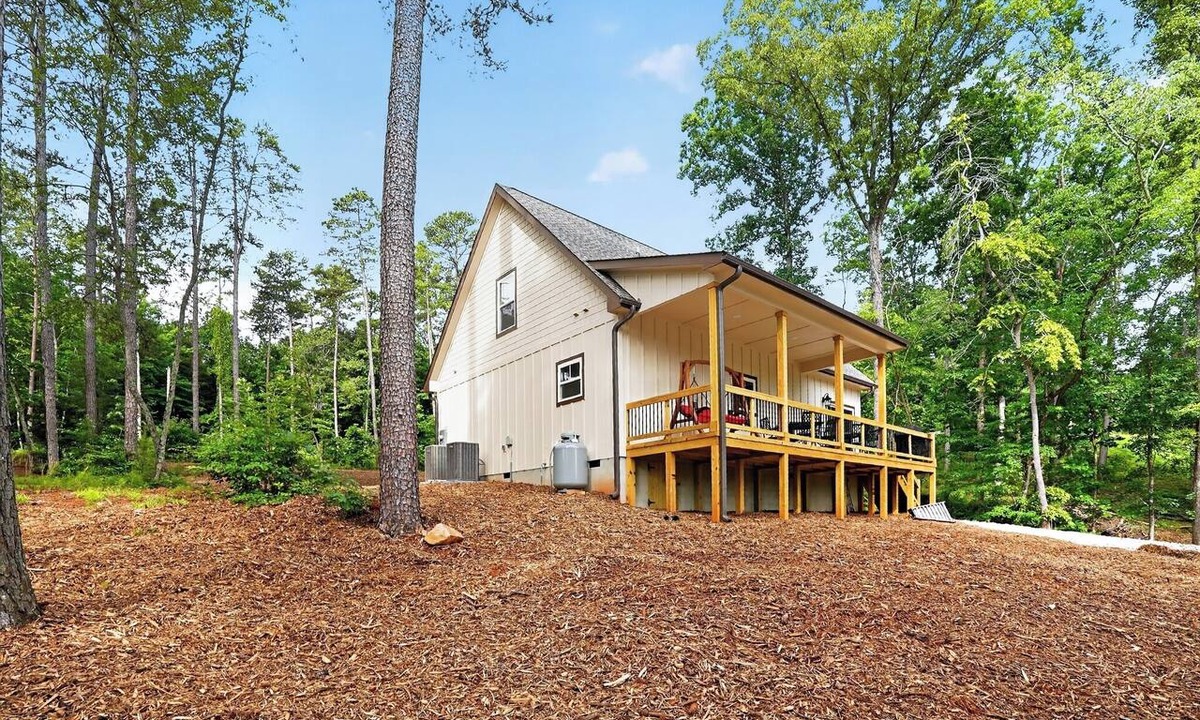West Union House | Brand NEW Guest Cabin on deep water cove on Beautiful Lake Keowee in West Union.