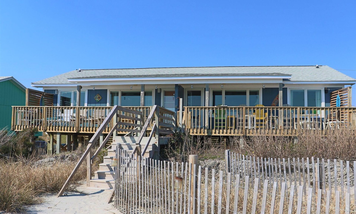 Emerald Isle House | Bright 3BR Beach Home with Deck & Ocean Views