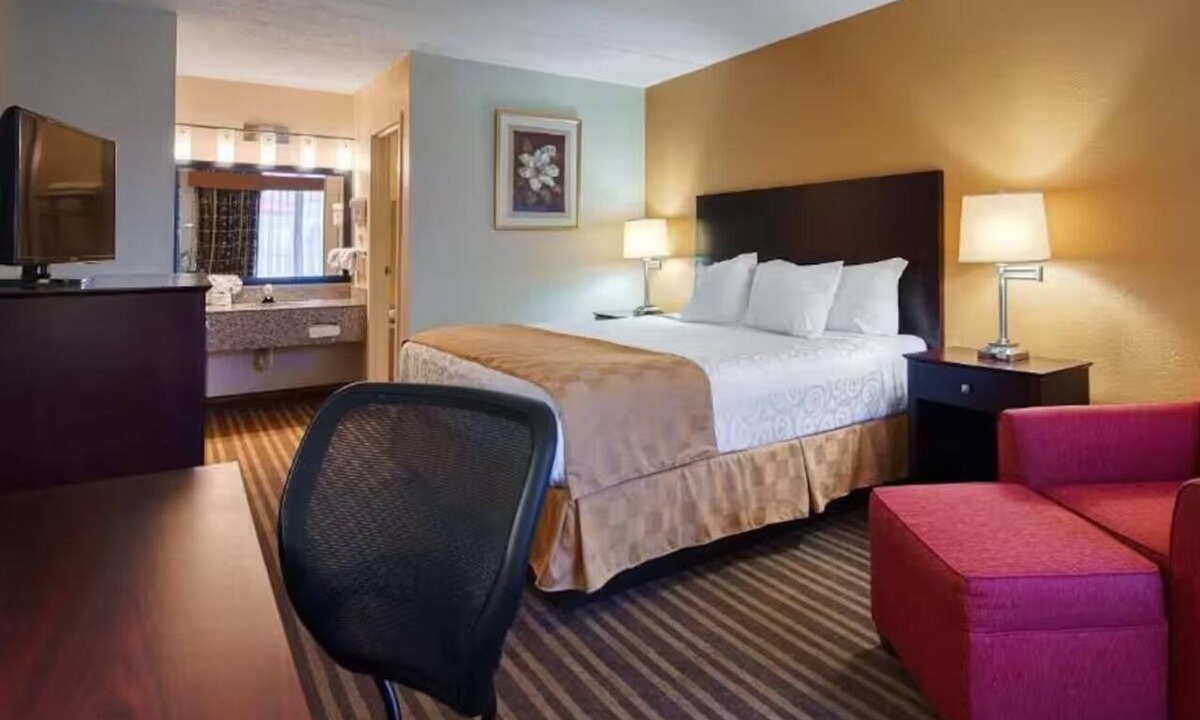 Tyner Hotel | Bright & Affordable Room Perfect for Exploring Chattanooga Attractions