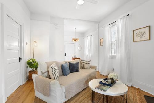 Metropolitan Apartment | Bright Historic Home, Recently Renovated, Near Downtown, SCAD, & Starland Yard