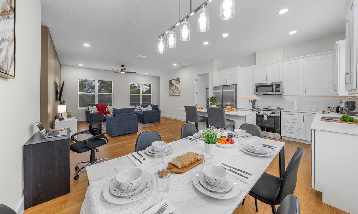 University Apartment | Bright & Modern 3BR Home – Prime Tampa Location