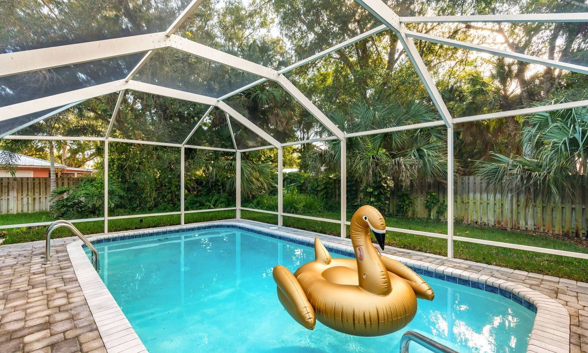 Vero Beach South House | Bright Vero Beach Retreat — Large Private Pool & Screened Outdoor Patio! 🌴