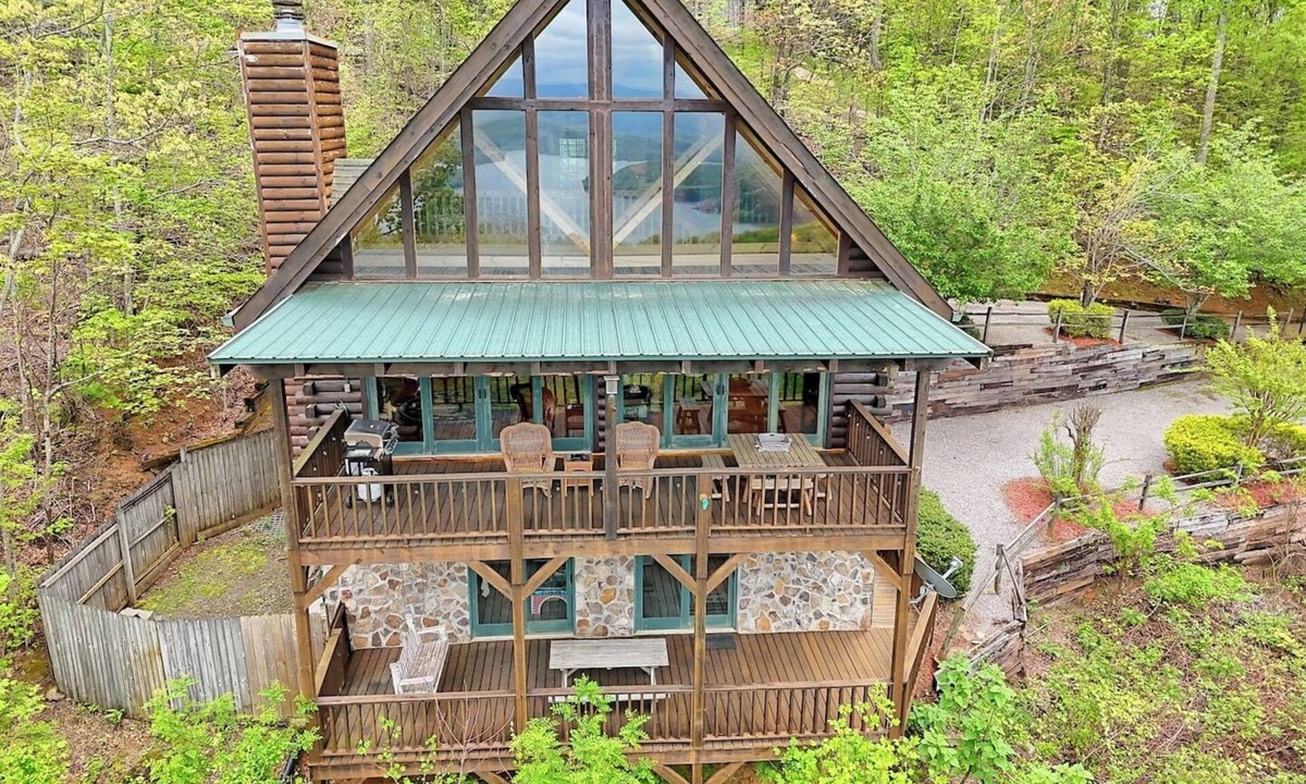 Eagles View Cabin | Brillant’s Bunk of the Blue Ridge Mountains by Chatuge Home Concierge | Lake & Mountain Views