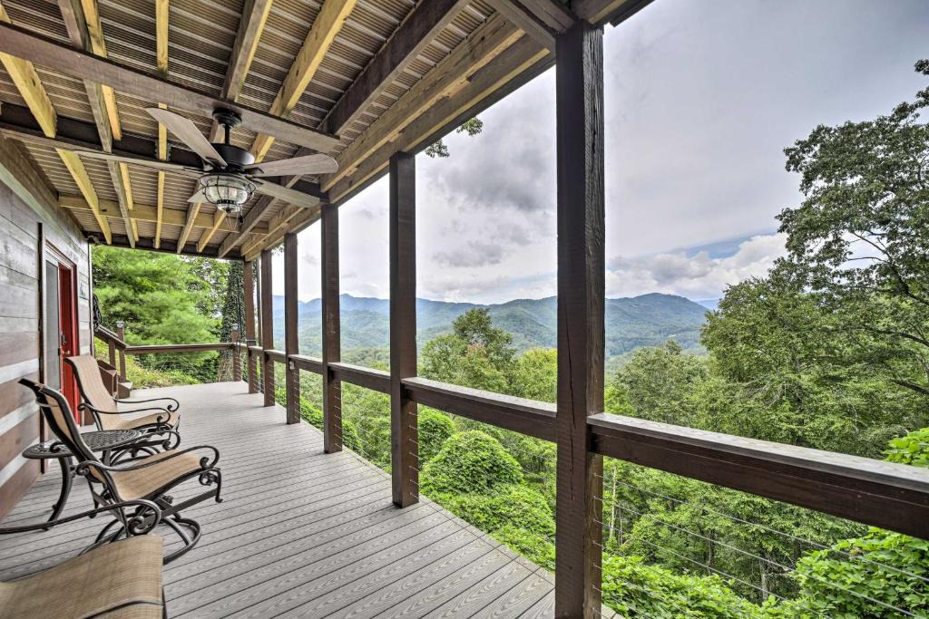 Bryson City House | Bryson City Cabin w/Hot Tub ~ 10 Mi to Dtwn!