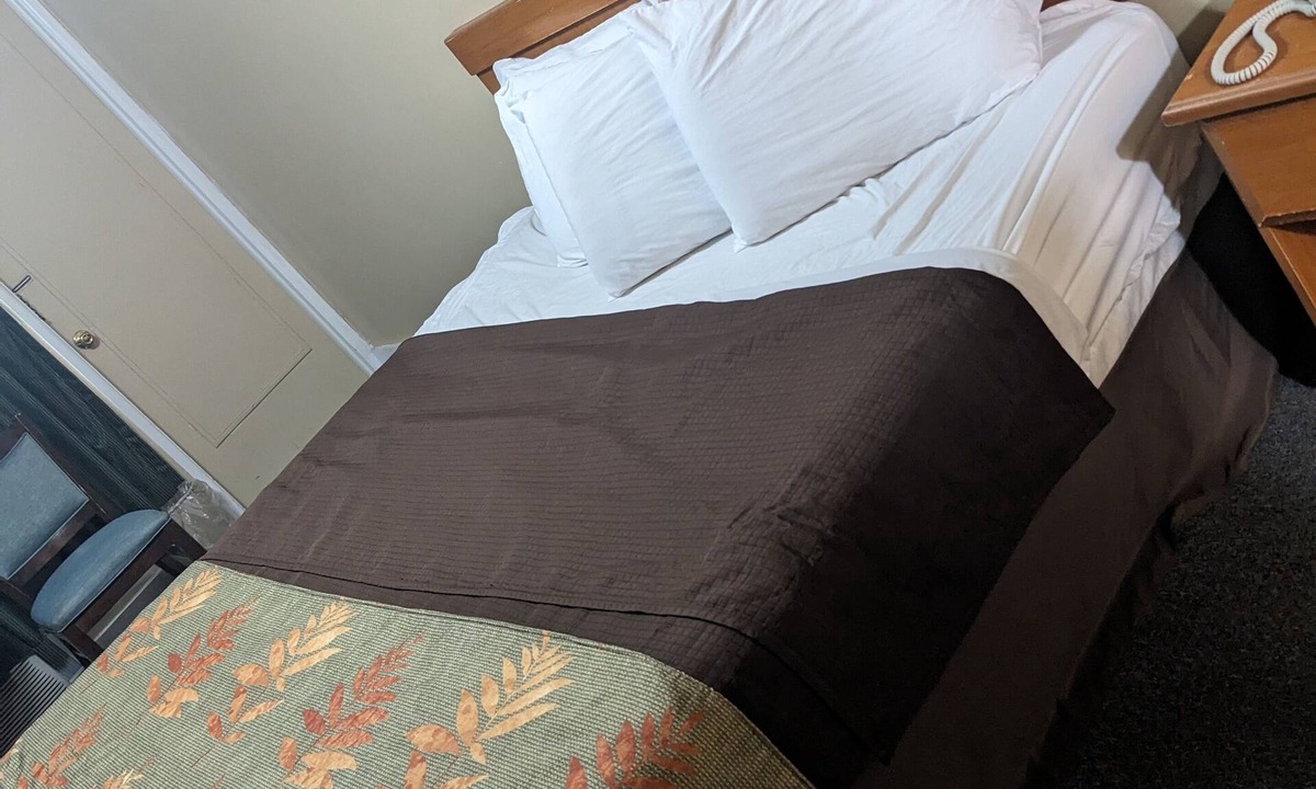 Hendersonville Hotel | Budget Daily/Weekly rentals at Rainbow Motel located in Hendersonville, NC area.