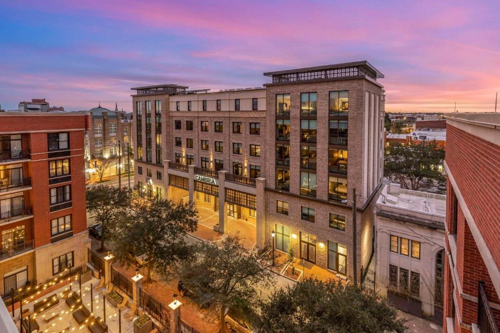 Old West Broad Neighborhood Hotel | Cambria Hotel Savannah Downtown Historic District