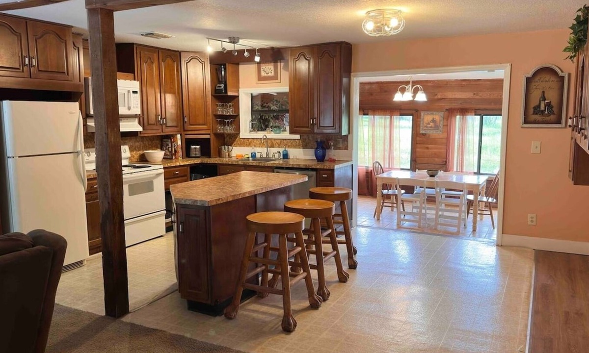 Oviedo House | Canal Front 2BR + Den Near Lake Jesup