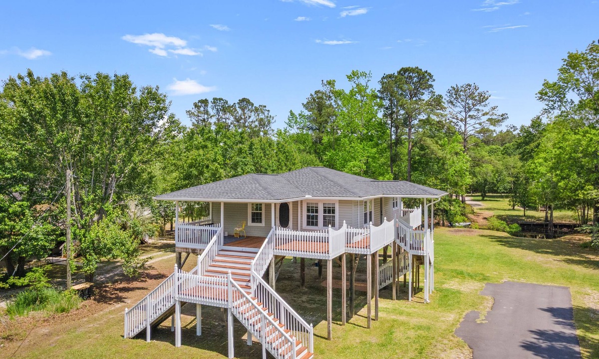 Conway House | Canal Waterfront River Cottage - 15 Miles from Myrtle Beach