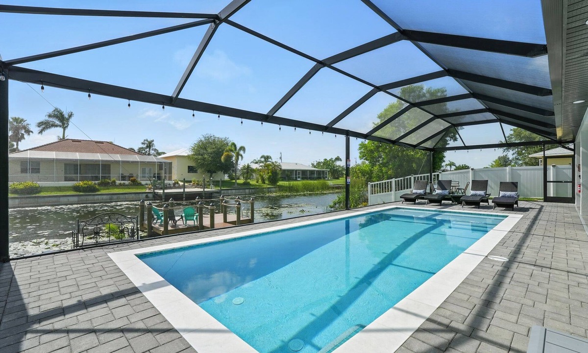 Trafalgar Villa | Casa Elena - 4 bed/3 bath w. heated pool on fresh water canal - game room!