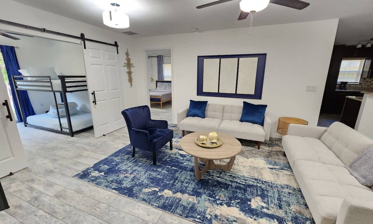 Wadeview Park House | CasaDelaney DT Sodo district. Renovated Sleeps 16