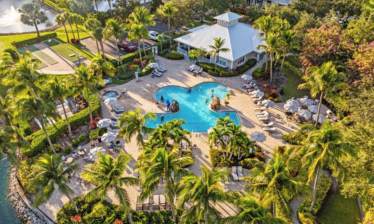 Naples Condo | Catina Vacation Rental: Bright 2-BR Condo with Lake Views. Located in Lely Resort with Pool, Hot Tub, and Golf Access. Ideal for Golfers and Beachgoers, Minutes from Naples and Marco Island
