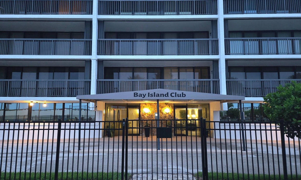 Central Beach Condo | Central Beach Ocean Front Condo-Walk To Shops And Restaurants
