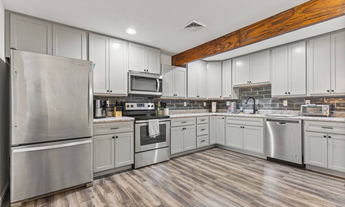 Festus Apartment | Central Festus Studio Apartment. Private Parking-Gigabit Wifi-Full Size Kitchen.