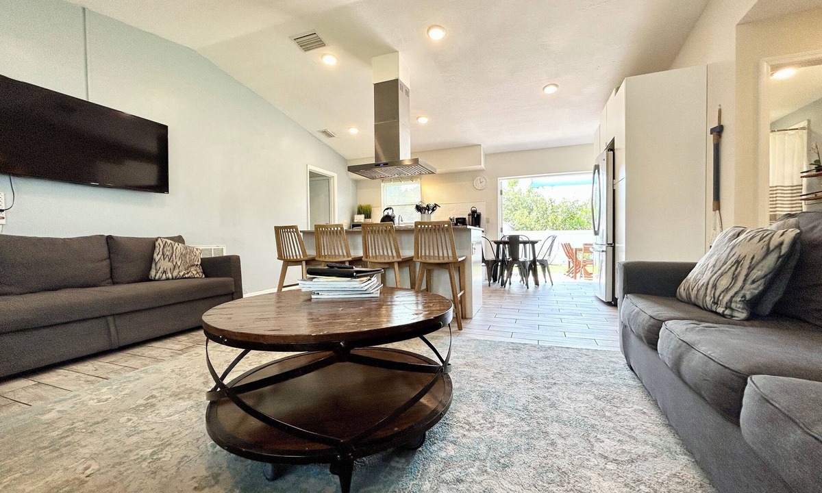 Magnolia Heights House | Central to Downtown St Pete, Trop, Beaches & Tampa - Fabulous location!