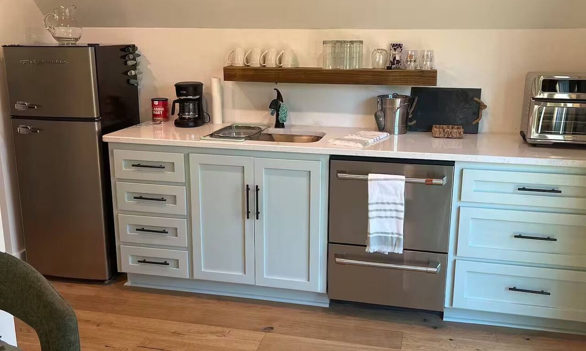 Seneca Apartment | Charming 1-bedroom garage apartment with AC in Seneca